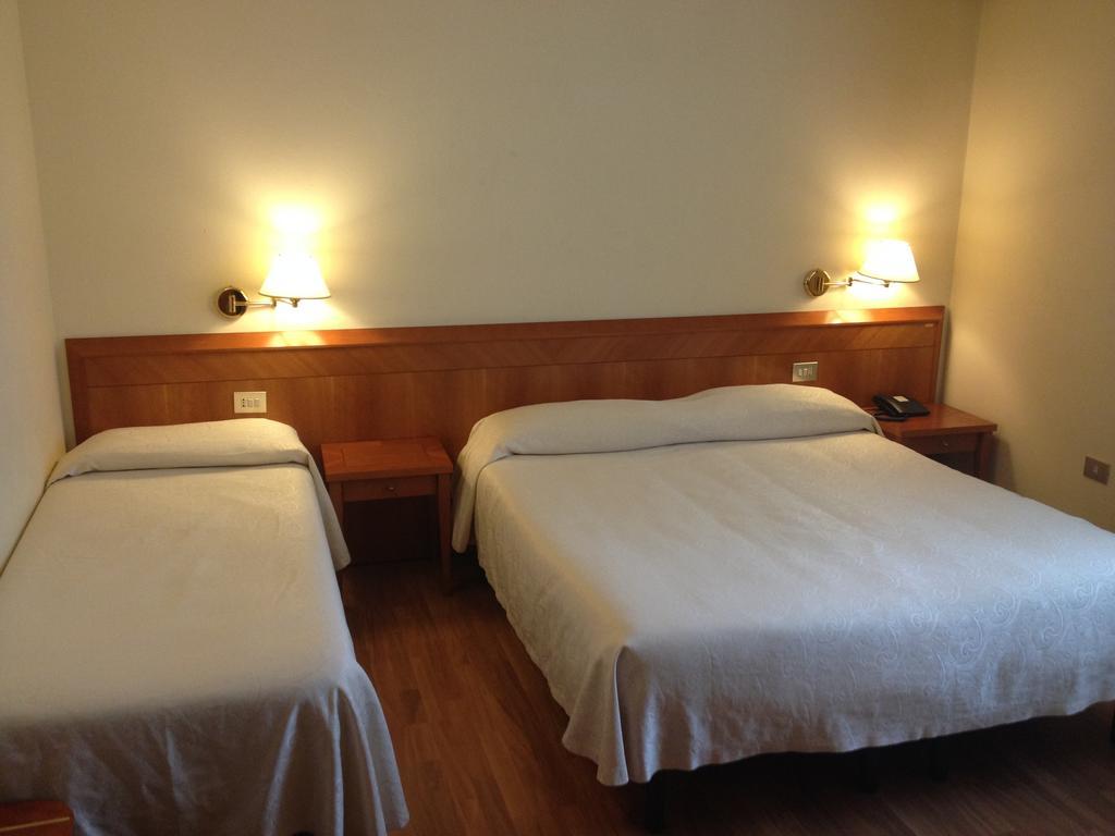 Hotel Cristallo Фано Стая снимка
